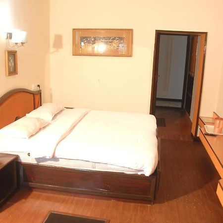 Hotel Sapphire Garden View Ooty Bagian luar foto