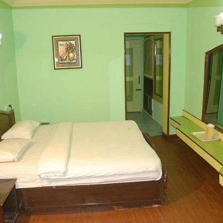 Hotel Sapphire Garden View Ooty Bagian luar foto