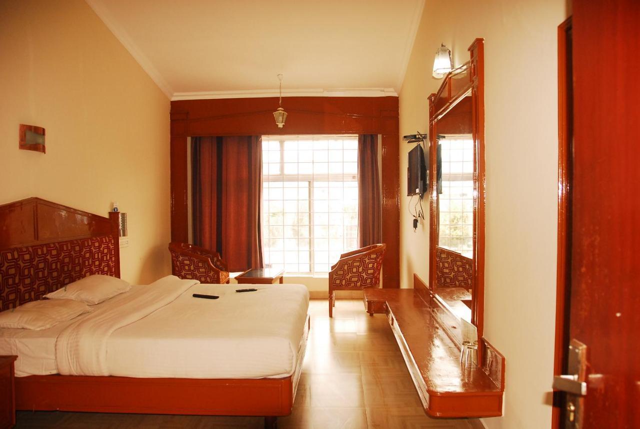 Hotel Sapphire Garden View Ooty Bagian luar foto