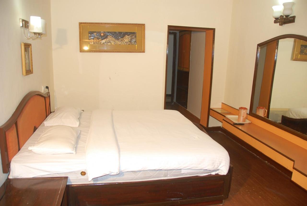 Hotel Sapphire Garden View Ooty Bagian luar foto