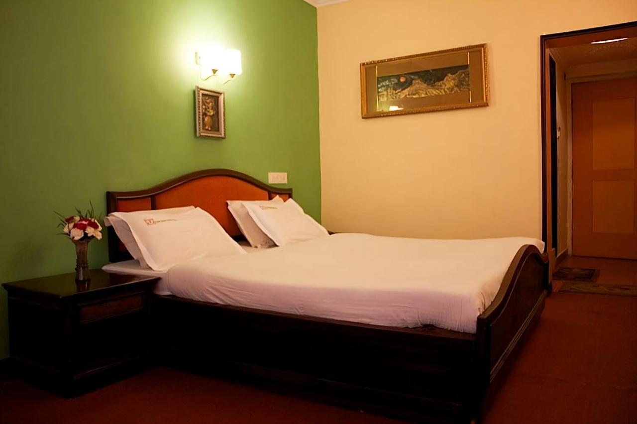 Hotel Sapphire Garden View Ooty Bagian luar foto