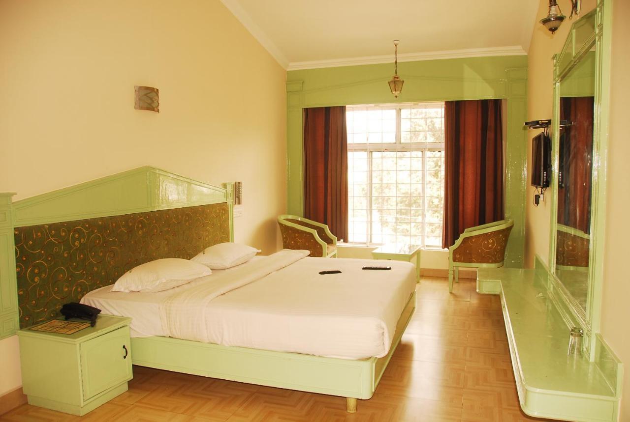 Hotel Sapphire Garden View Ooty Bagian luar foto