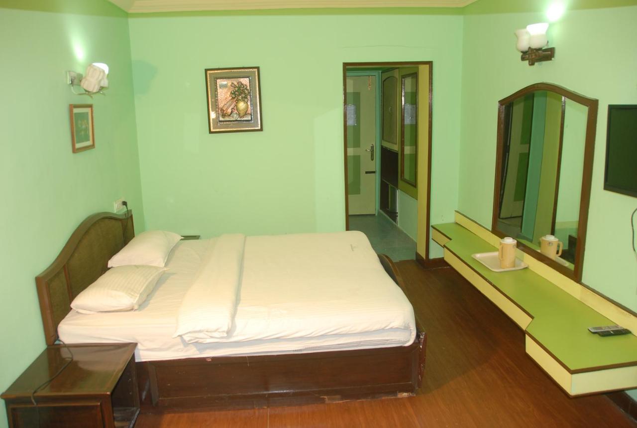 Hotel Sapphire Garden View Ooty Bagian luar foto