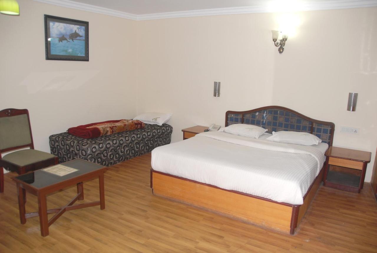 Hotel Sapphire Garden View Ooty Bagian luar foto